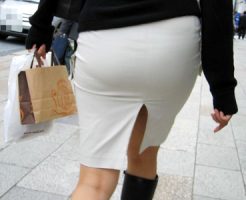 【街撮り盗撮エロ画像】スリット入りの白タイトスカートを履いた素人OLを背後から隠し撮りした画像ｗｗ