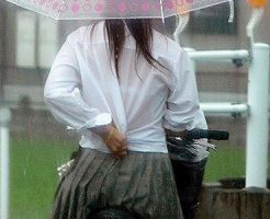 【JK透けブラ盗撮エロ画像】ゲリラ豪雨で夏服制服が濡れてしまいブラジャーが丸見えになった女子校生の画像ｗｗ