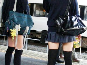 【JK街撮りエロ画像】後ろ姿が既に可愛い登下校中の制服女子高生を街中で撮影した画像ｗｗ