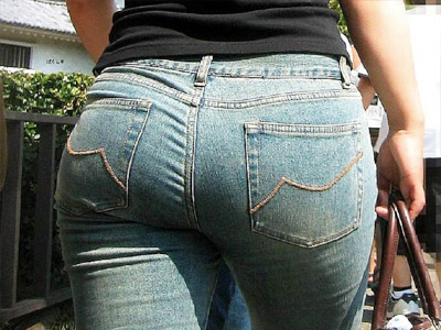 【Gパン街撮り盗撮エロ画像】下半身ピチピチのスキニージーンズでデカ尻を包み込む素人女性を背後撮りｗｗ