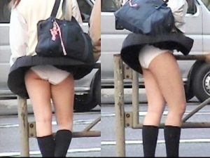 【風チラパンチラ盗撮エロ画像】台風シーズンになれば女子校生の短い制服スカートを捲り上げてしまう強風ｗｗ
