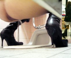 【トイレ盗撮エロ画像】和式便所に座って勢い良くオシッコを飛ばす素人女性…アナル丸見えアングルｗｗ