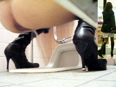 【トイレ盗撮エロ画像】和式便所に座って勢い良くオシッコを飛ばす素人女性…アナル丸見えアングルｗｗ