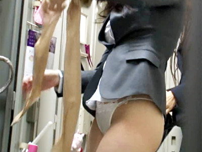 【更衣室盗撮エロ画像】女子社員が着替えるロッカールームに仕掛けた隠しカメラで着替える様子を撮影ｗｗ
