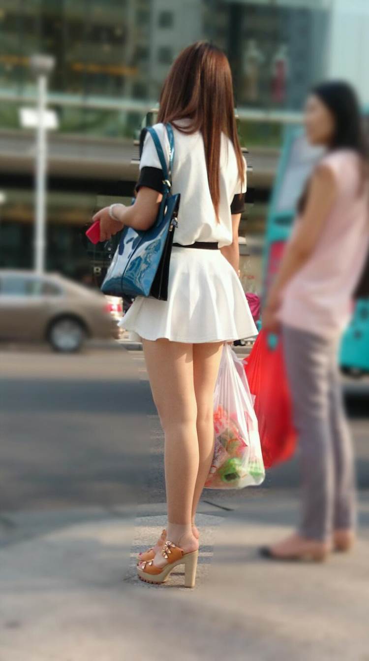 パンティが透けそうな白いスカートを履いた素人を街撮り