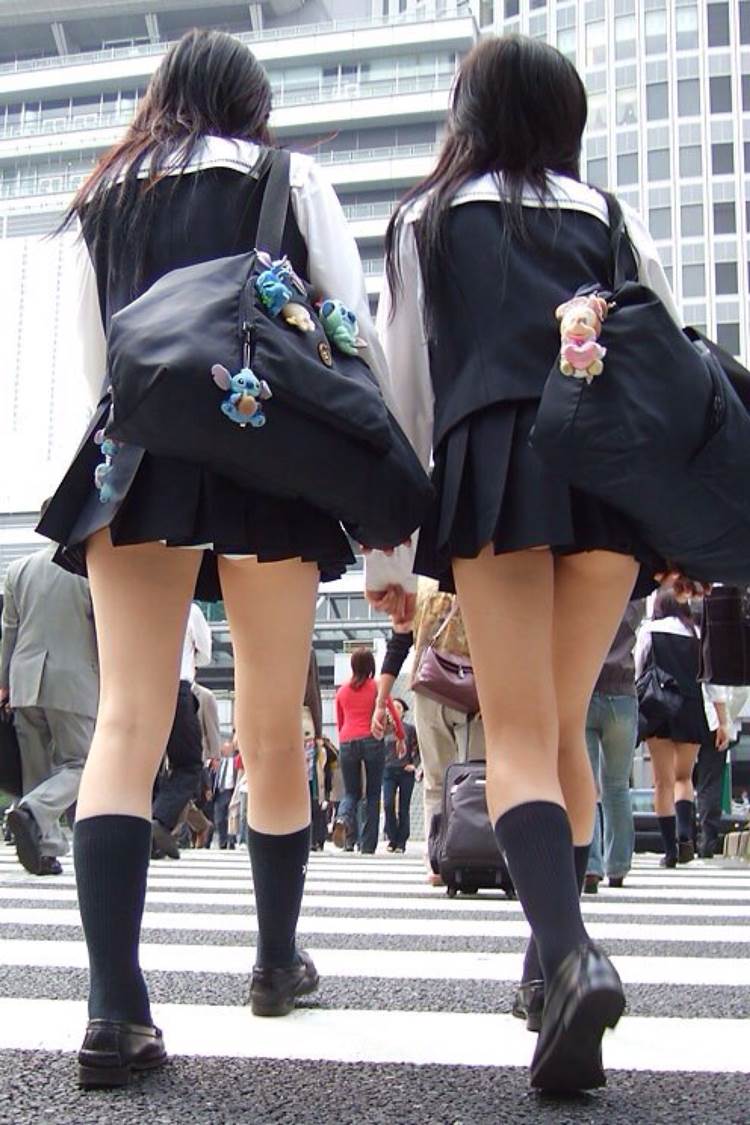 歩道を歩くだけで白パンツが丸見えになる女子校生を街撮り
