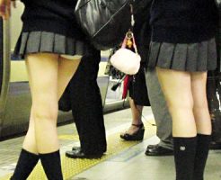 【JKパンチラ盗撮エロ画像】制服スカートがミニ過ぎて自然とパンティが見えてる女子校生たちを街撮りｗｗ