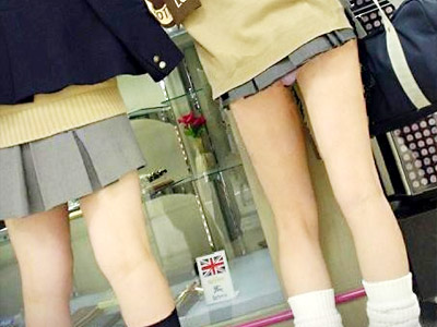 【JKパンチラエロ画像】制服のスカート丈が短すぎて現役女子校生のパンティーが丸見えな街撮り画像ｗｗ