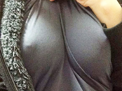 【ノーブラ自撮りエロ画像】乳首ポッチさせたまま部屋着を着た素人女性が自分の胸元を携帯カメラ撮りｗｗ
