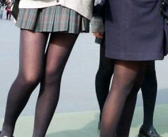 【JK街撮り盗撮エロ画像】肌がうっすら透けた黒タイツを履いたミニスカ女子校生たちの足を接写撮りｗｗ