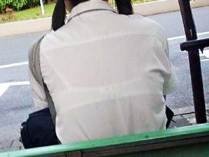 【JK透けブラ盗撮エロ画像】女子校生らしい白ブラジャーを身に付け、クッキリ丸見えな様子を街撮りｗｗ