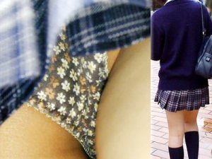 【JK逆さ撮り盗撮エロ画像】花柄のパンティーを履いた制服姿の女子校生を街中でパンチラ隠し撮りｗｗ