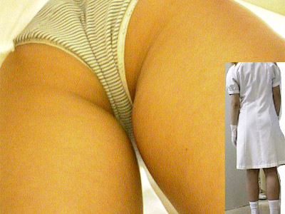 【ナース逆さ撮り盗撮エロ画像】病院内では優しく接してくれる看護婦の可愛い綿パンツを接写撮りｗｗ