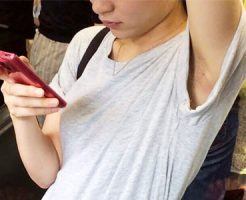 【吊り革ワキ盗撮エロ画像】ノースリーブで電車の吊り革を持つ脇丸見えの素人女性を接写撮りｗｗ