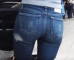 【スキニージーンズ街撮り盗撮エロ画像】美尻ブームでヒップラインを見せるピチピチデニムを履く素人女性を背後撮りｗｗ