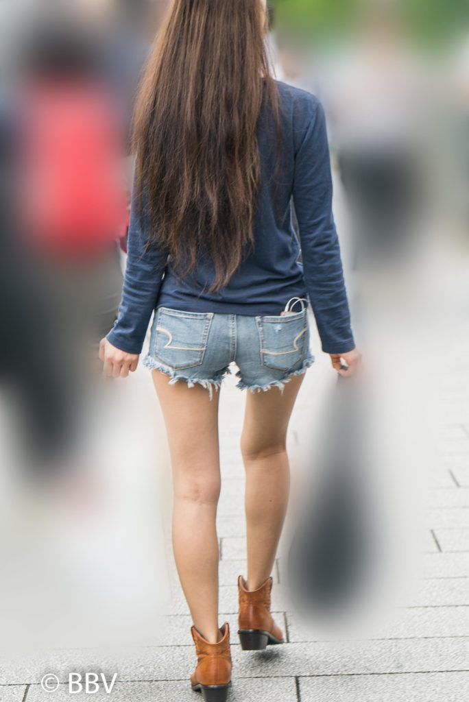 【太もも街撮り盗撮エロ画像】短いデニムホットパンツを履い 
