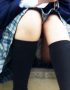 【JKパンチラ盗撮画像】道端で座りパンチラする制服女子高生を街撮り…派手パンティー履くJK多すぎｗｗ