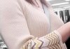 【パイスラ盗撮エロ画像】ニットセーター素材の着衣巨乳女子がカバンを斜め掛けして谷間を強調ｗｗ