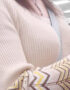 【パイスラ盗撮エロ画像】ニットセーター素材の着衣巨乳女子がカバンを斜め掛けして谷間を強調ｗｗ