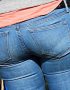 【Gパン街撮り盗撮エロ画像】下半身の形がそのまま出てしまうスキニージーンズ履いた一般女性の尻と太ももｗｗ